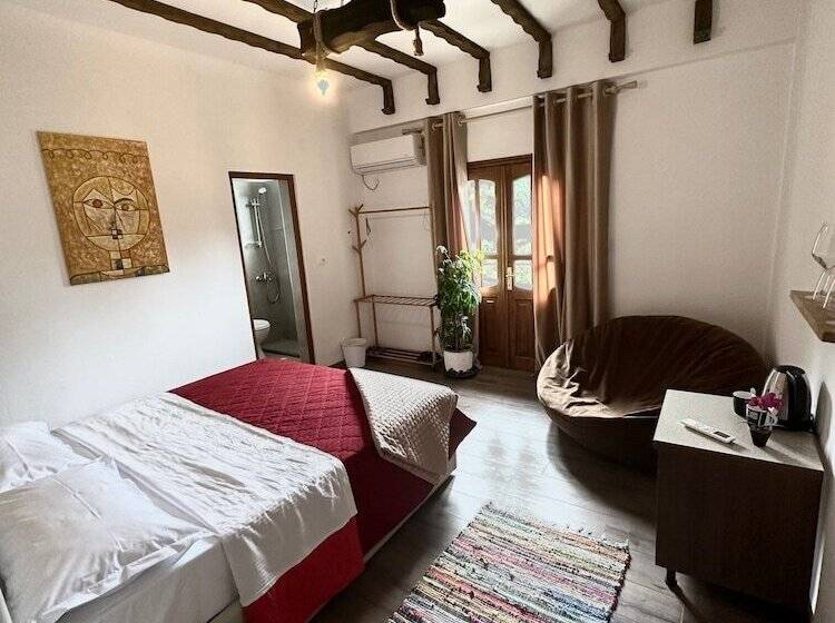 ペンション Guesthouse Shtëpia Ime