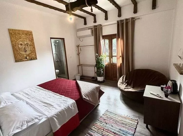 ペンション Guesthouse Shtëpia Ime