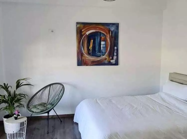 ペンション Guesthouse Shtëpia Ime