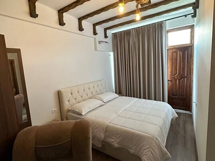 ペンション Guesthouse Shtëpia Ime