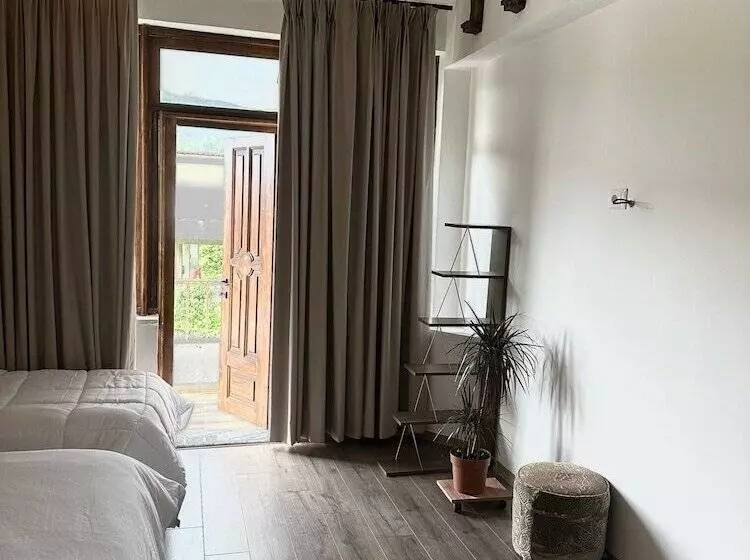 ペンション Guesthouse Shtëpia Ime