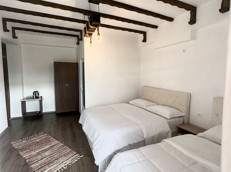 ペンション Guesthouse Shtëpia Ime