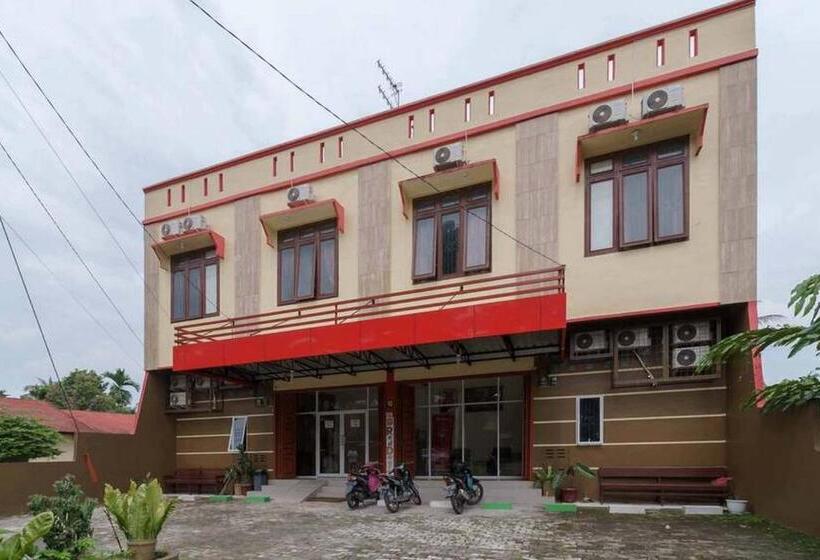 فندق Reddoorz Near Rs Adam Malik Medan 2