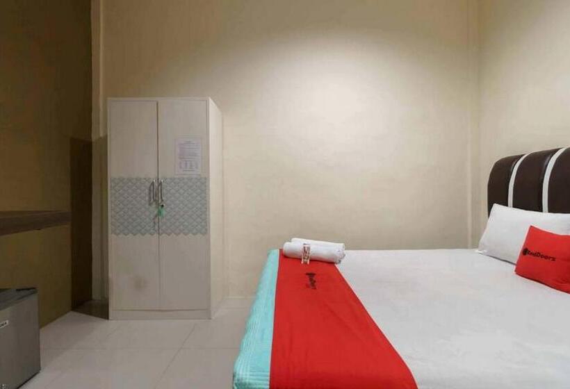 فندق Reddoorz Near Rs Adam Malik Medan 2