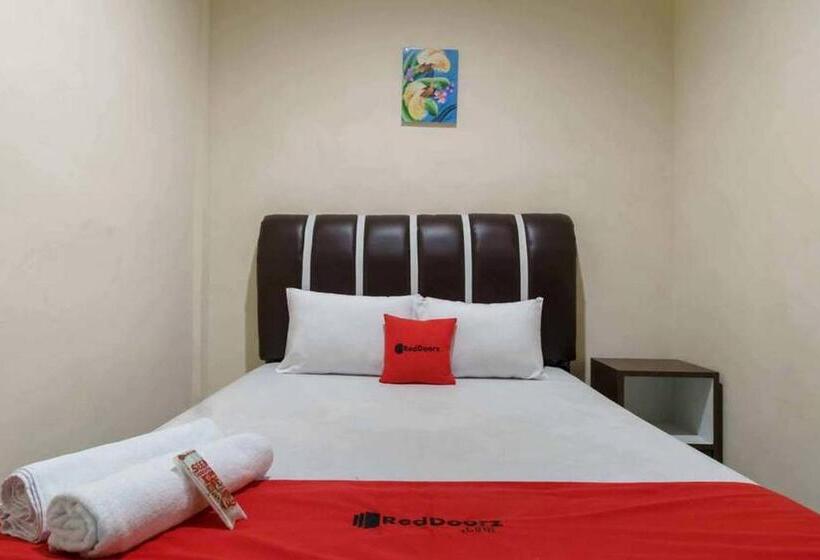 فندق Reddoorz Near Rs Adam Malik Medan 2