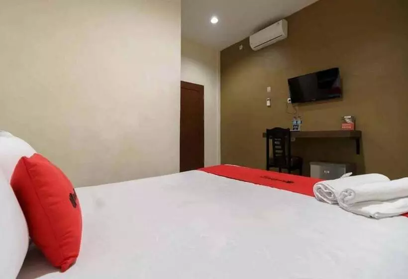 ホテル Reddoorz Near Rs Adam Malik Medan 2