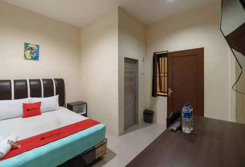 ホテル Reddoorz Near Rs Adam Malik Medan 2