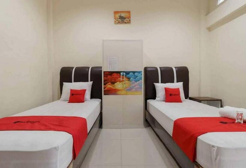 فندق Reddoorz Near Rs Adam Malik Medan 2