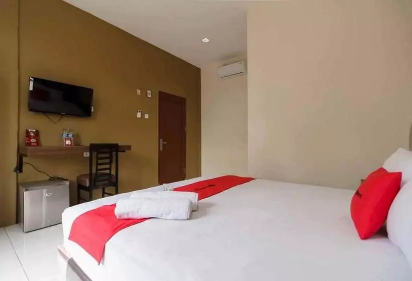 ホテル Reddoorz Near Rs Adam Malik Medan 2