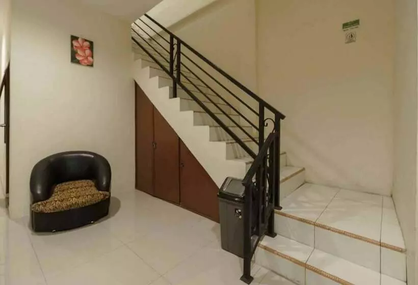 ホテル Reddoorz Near Rs Adam Malik Medan 2