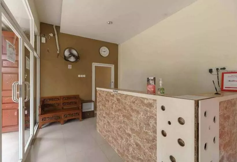 ホテル Reddoorz Near Rs Adam Malik Medan 2