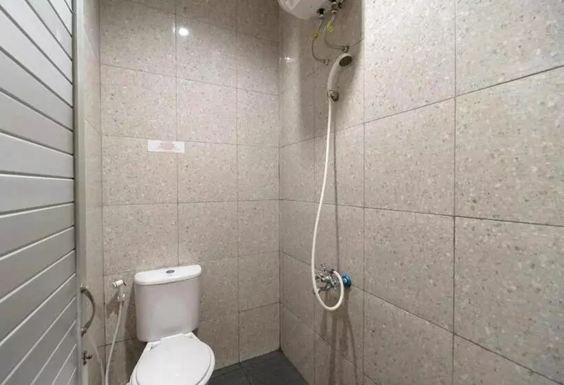 ホテル Reddoorz Near Rs Adam Malik Medan 2