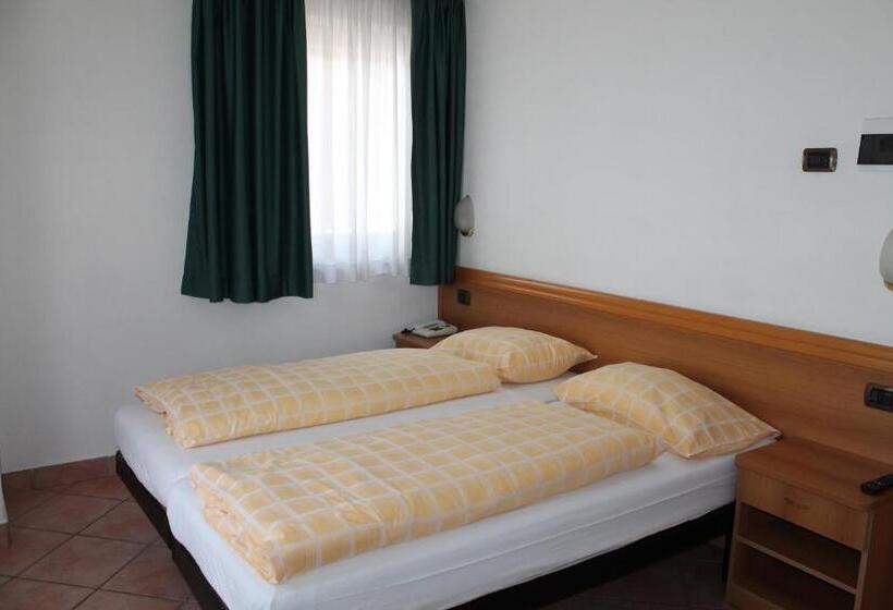 בית מלון כפרי Miramonti