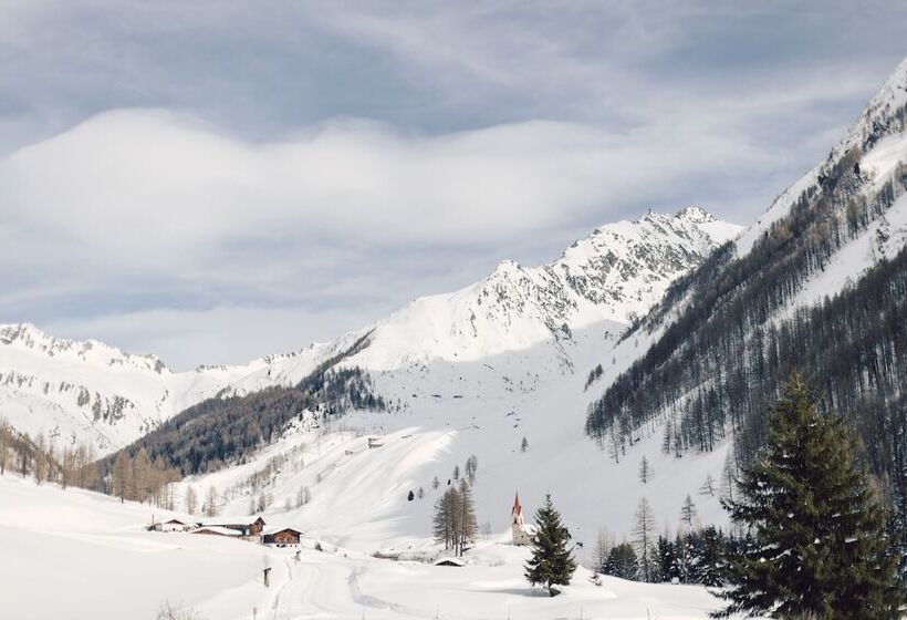 Отель Alpenpalace Luxury Hideaway & Spa Retreat