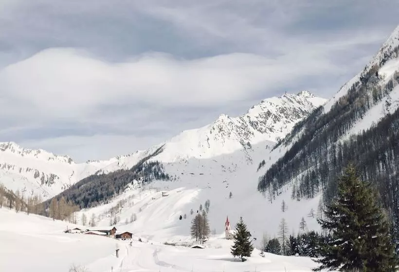 Отель Alpenpalace Luxury Hideaway & Spa Retreat