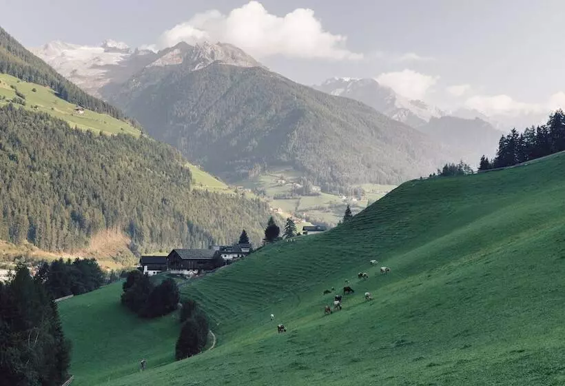 Отель Alpenpalace Luxury Hideaway & Spa Retreat