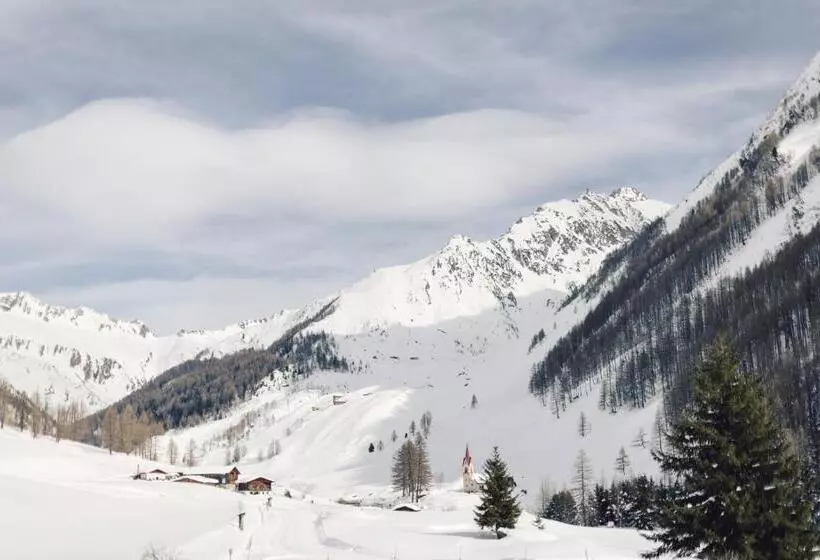 Отель Alpenpalace Luxury Hideaway & Spa Retreat