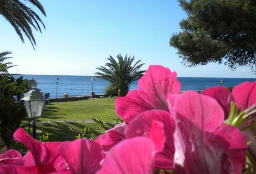 فندق Arathena Rocks