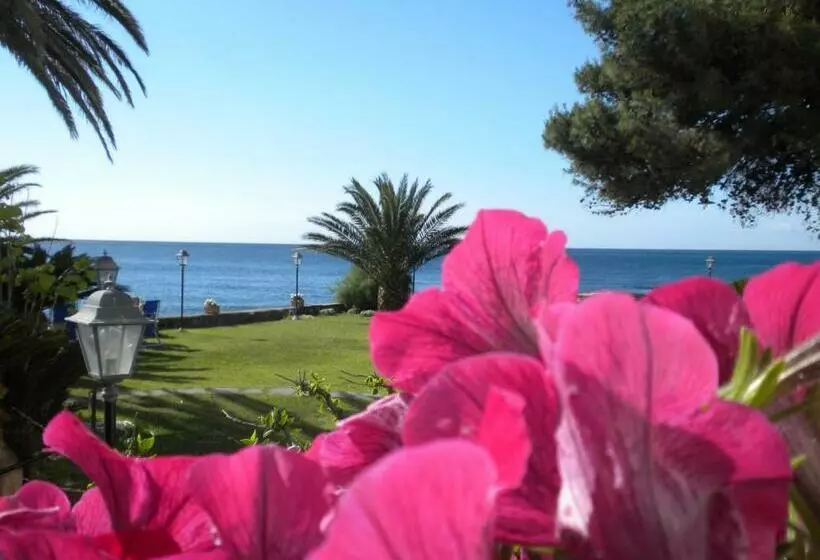 Отель Arathena Rocks