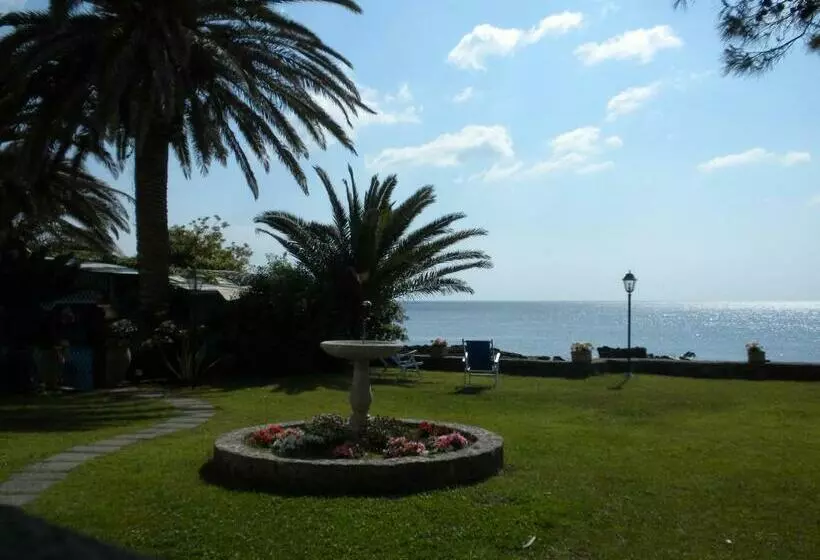 Отель Arathena Rocks