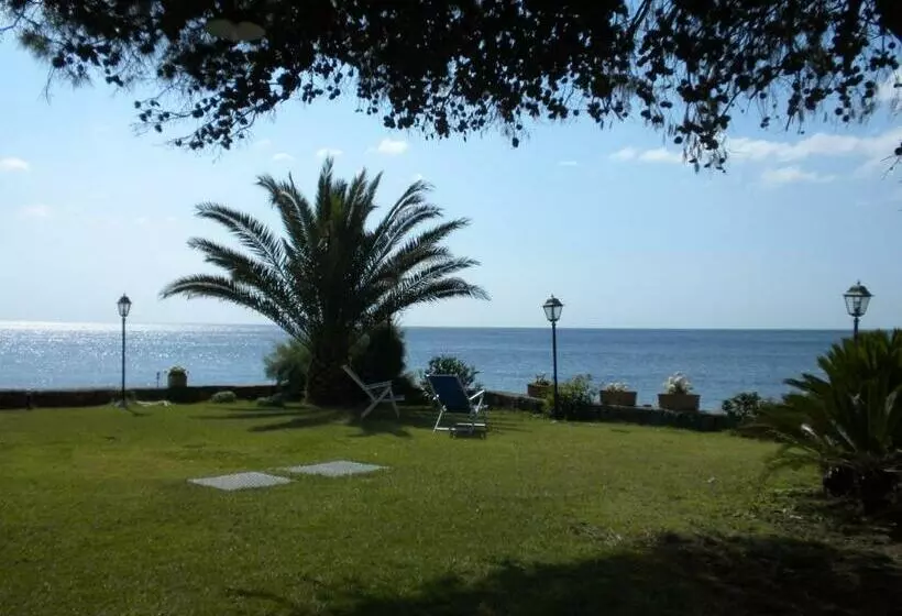 Отель Arathena Rocks