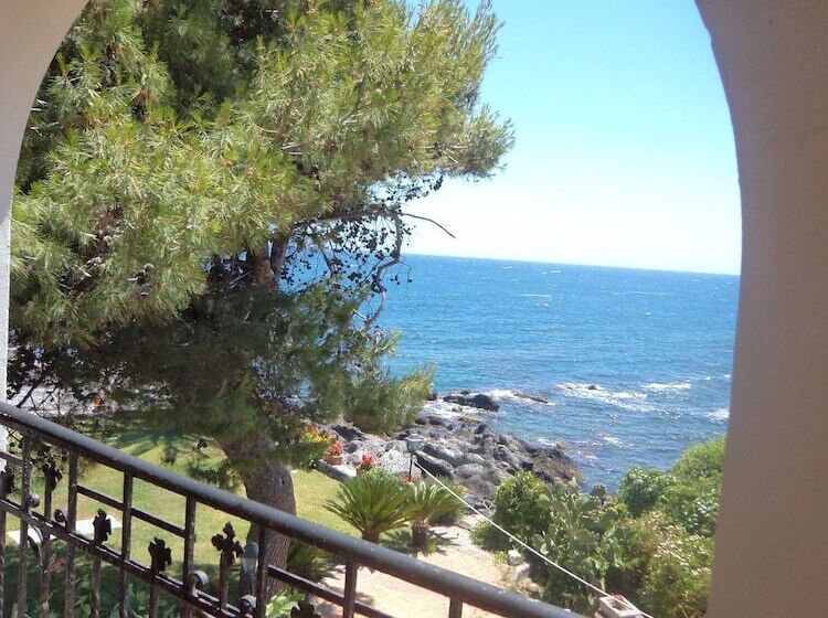 فندق Arathena Rocks