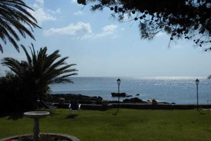 فندق Arathena Rocks