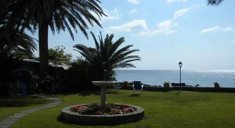 Отель Arathena Rocks