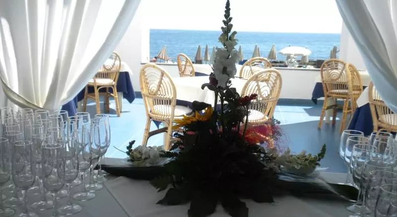 Отель Arathena Rocks