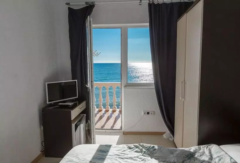 هتل Sea Outside Window