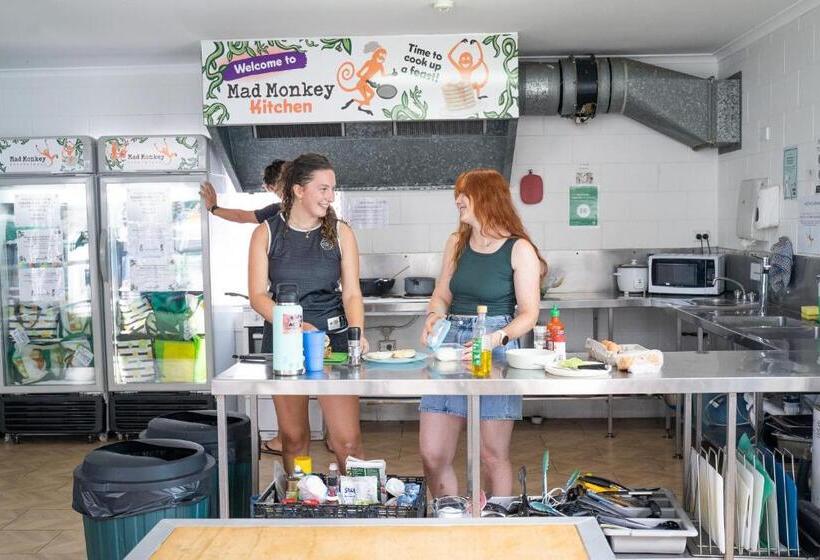 הוסטל Mad Monkey Waterfront