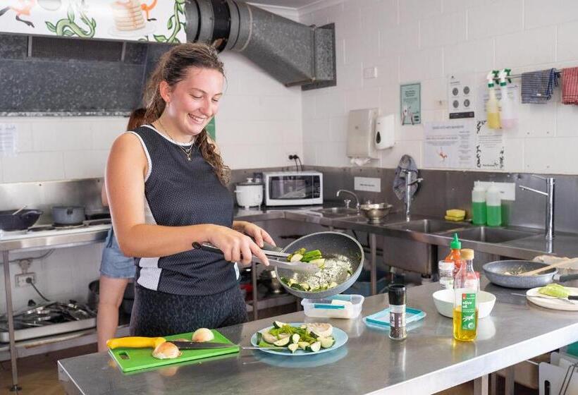 הוסטל Mad Monkey Waterfront