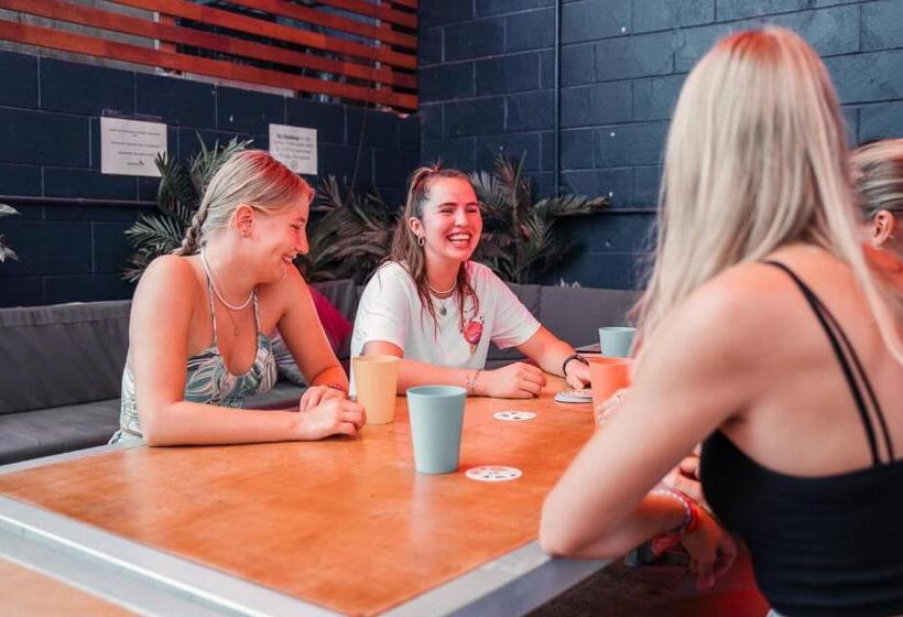 הוסטל Mad Monkey Waterfront