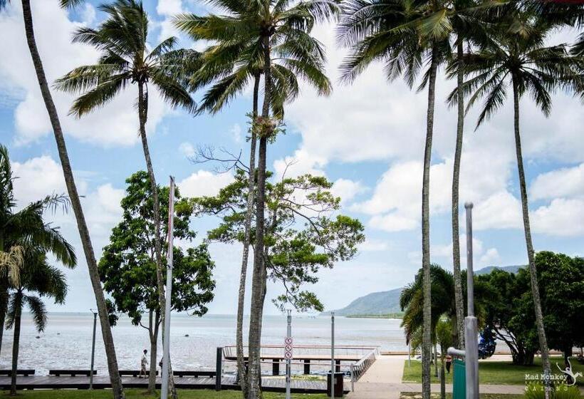 הוסטל Mad Monkey Waterfront