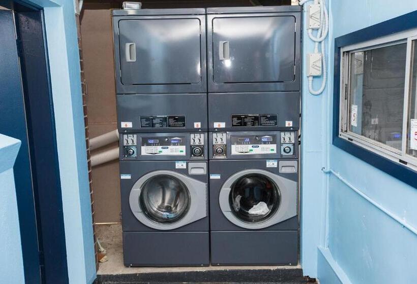 הוסטל Mad Monkey Waterfront