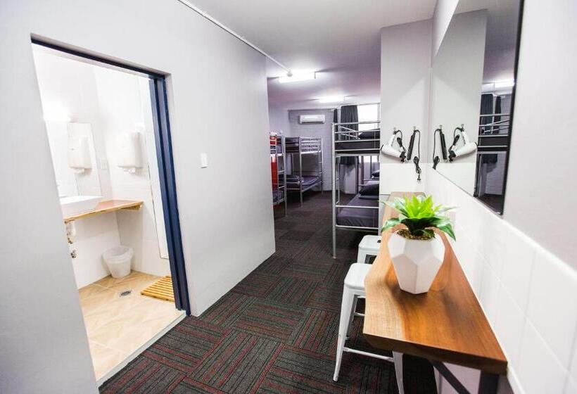 הוסטל Mad Monkey Waterfront