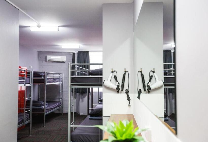 הוסטל Mad Monkey Waterfront