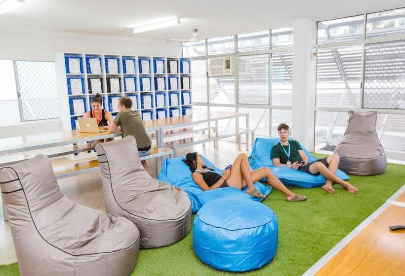 הוסטל Mad Monkey Waterfront