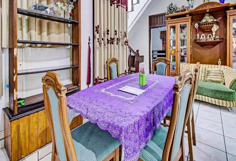 Hotelli Oyo 90543 Annur Guest House Syariah