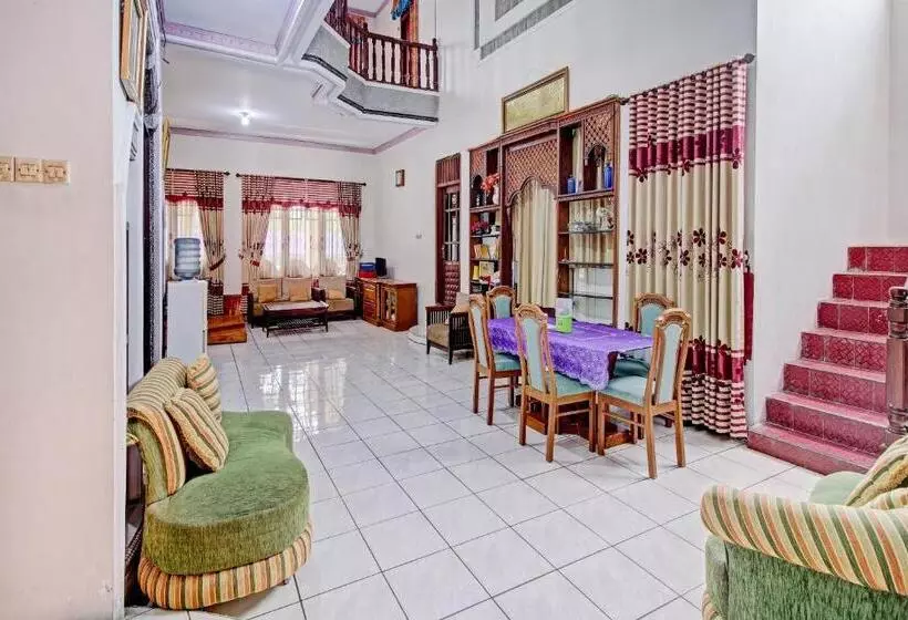 Hotelli Oyo 90543 Annur Guest House Syariah