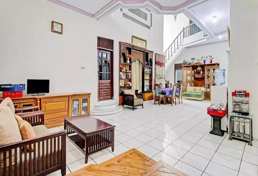 Hotelli Oyo 90543 Annur Guest House Syariah