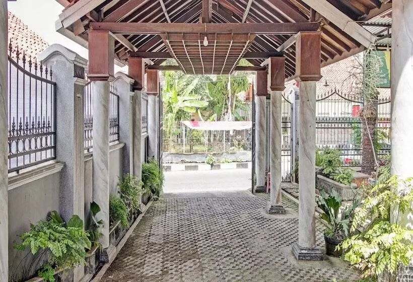 Hotelli Oyo 90543 Annur Guest House Syariah