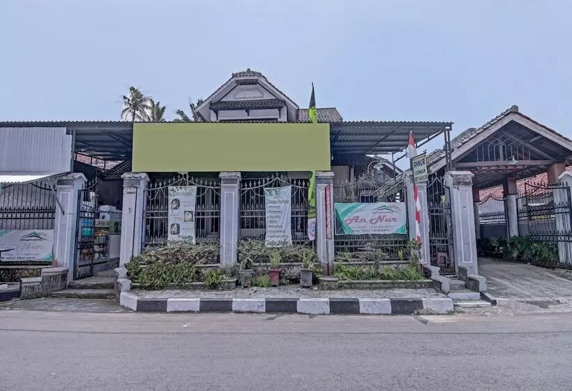 Hotelli Oyo 90543 Annur Guest House Syariah