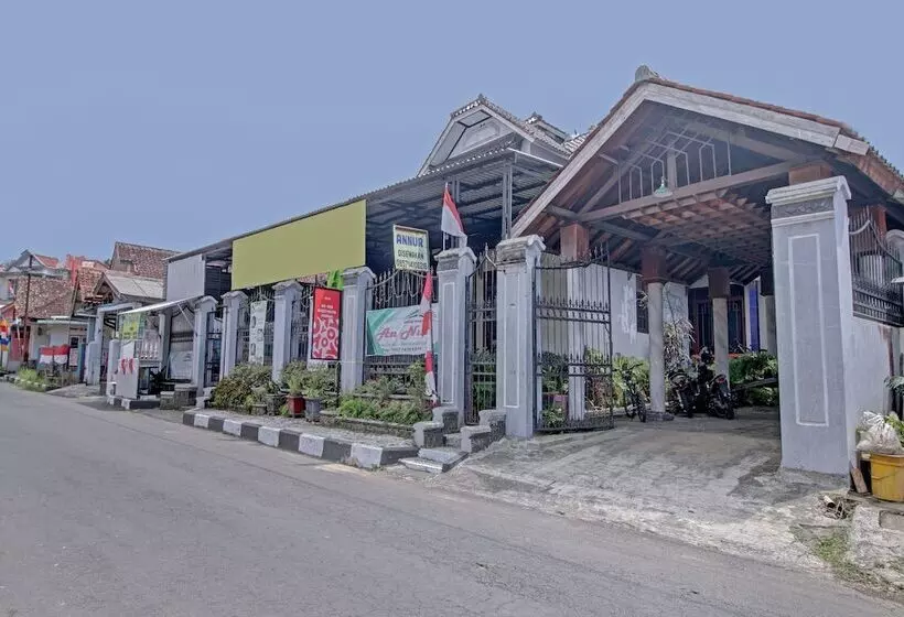 Hotelli Oyo 90543 Annur Guest House Syariah