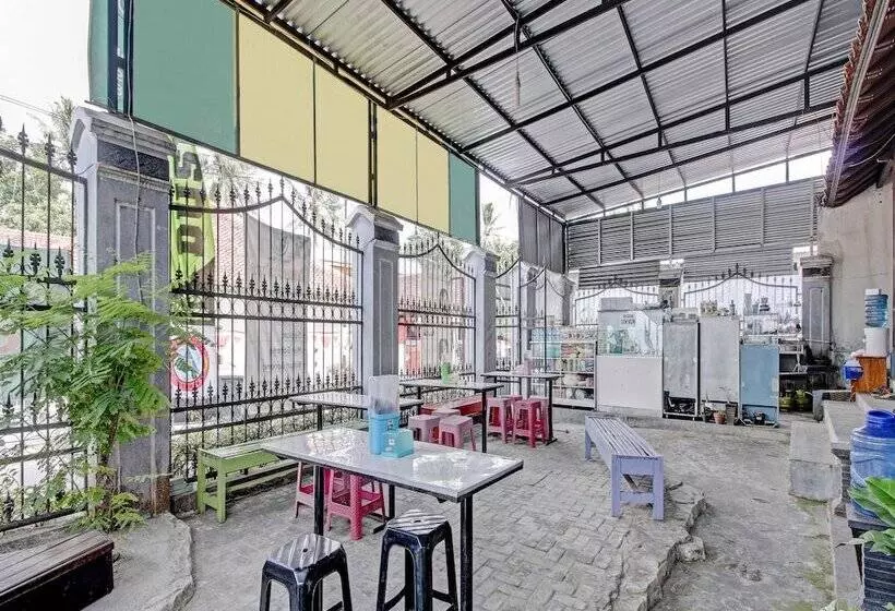 Hotelli Oyo 90543 Annur Guest House Syariah