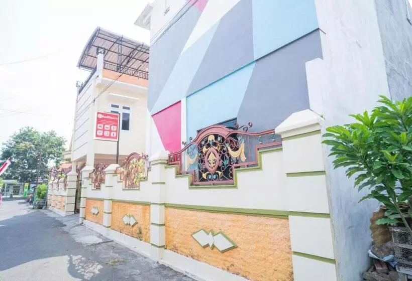 Hotelli Reddoorz Syariah At Aura Homestay