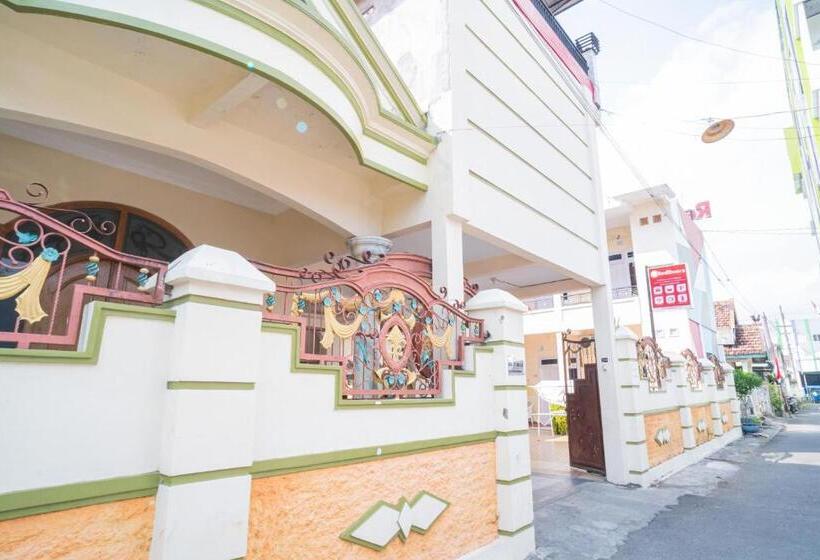 Отель Reddoorz Syariah At Aura Homestay