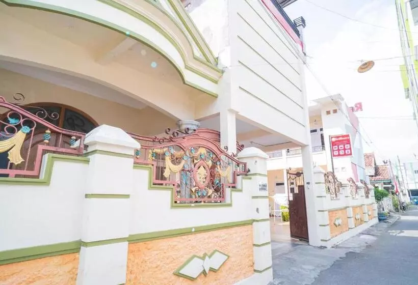 Hotelli Reddoorz Syariah At Aura Homestay