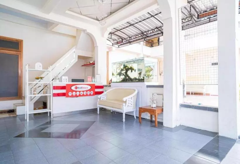 Hotelli Reddoorz Syariah At Aura Homestay