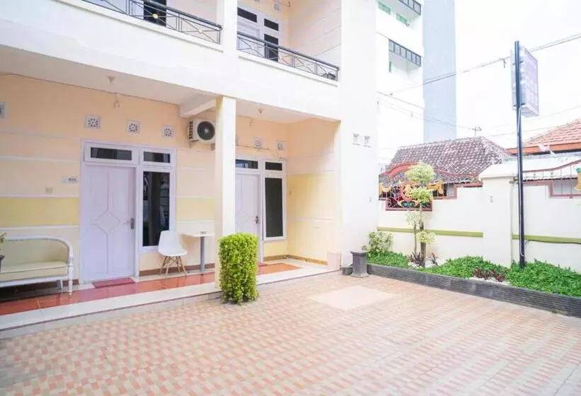 Hotelli Reddoorz Syariah At Aura Homestay